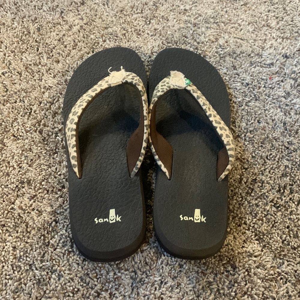 Sanuk brown leopard flip flops size 7